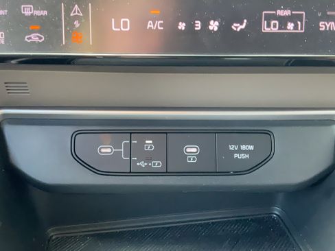 Used 2025 Kia Carnival FWD image 38