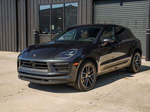 Certified 2025 Porsche Macan image 8