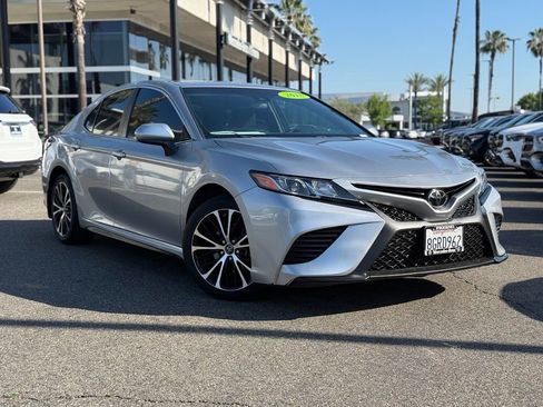 Used 2018 Toyota Camry SE w/ Accessory Appearance Package FWD image 1