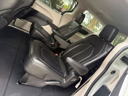 Used 2023 Chrysler Pacifica Touring-L image 23