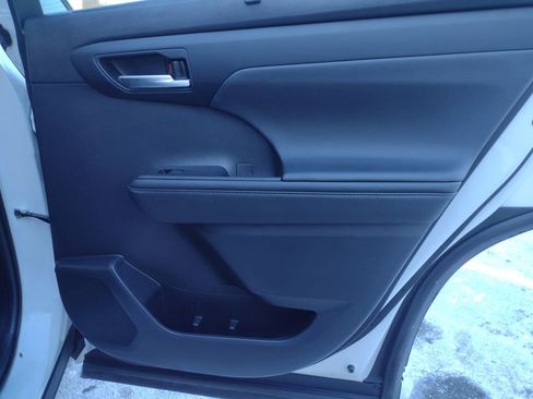 Used 2023 Toyota Highlander XLE image 19