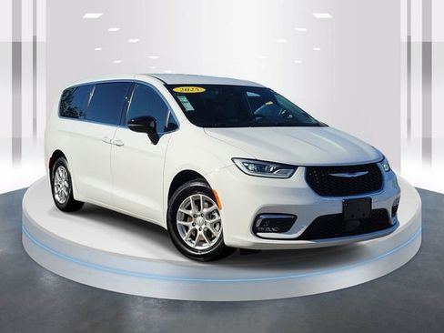 Used 2025 Chrysler Pacifica Select image 1