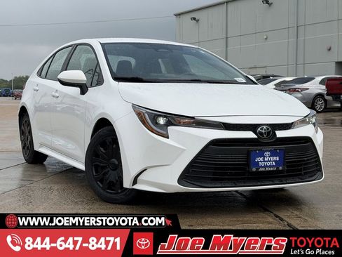 Used 2025 Toyota Corolla LE image 2