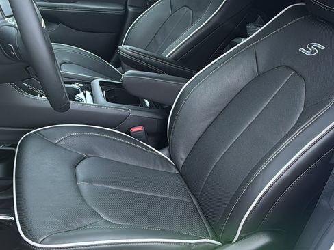 New 2026 Chrysler Pacifica Limited w/ Uconnect Theater Family Group image 26