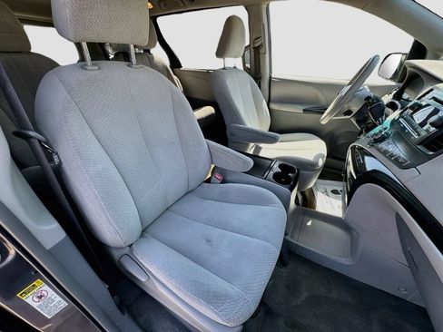 Used 2014 Toyota Sienna LE FWD image 32