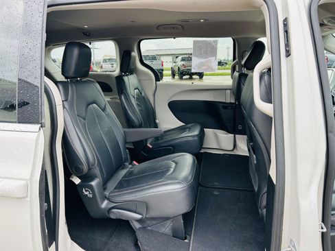 Used 2017 Chrysler Pacifica Touring-L FWD image 29