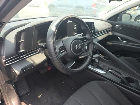 Used 2025 Hyundai Elantra SE FWD image 7