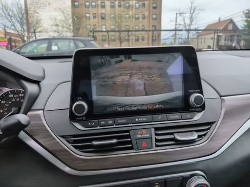 Used 2025 Nissan Altima 2.5 SV FWD image 16