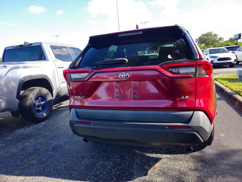 Used 2020 Toyota RAV4 LE FWD image 5