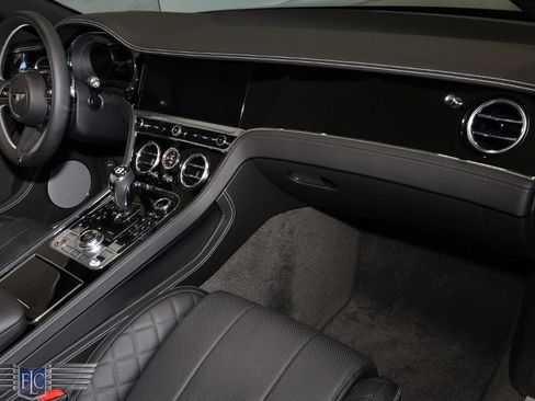 Used 2022 Bentley Continental GT V8 image 21