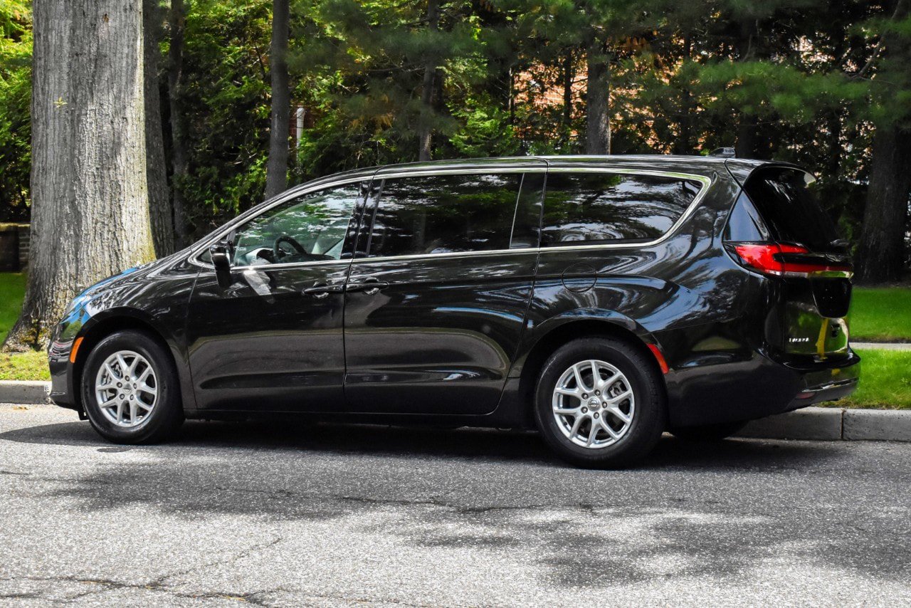 Used 2024 Chrysler Pacifica Touring-L FWD image 6