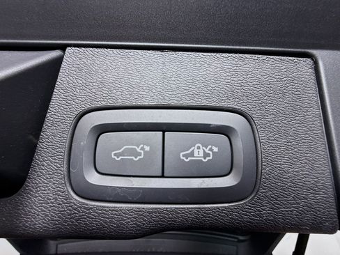 Used 2025 Volvo XC60 B5 Plus image 41