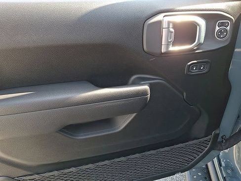 Used 2024 Jeep Gladiator Sport AWD/4WD image 14