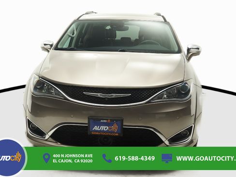 Used 2017 Chrysler Pacifica Limited w/ Advanced Safetytec Group FWD image 4