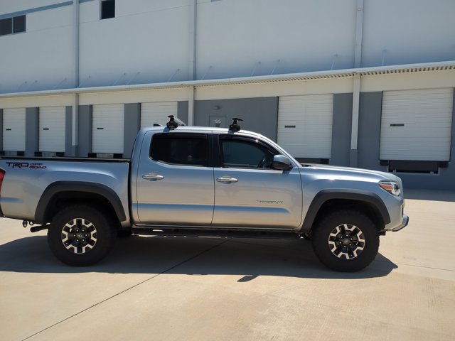 Certified 2017 Toyota Tacoma TRD Off-Road w/ Tow Package RWD image 4