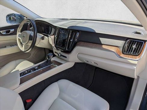 Used 2021 Volvo XC60 T5 Momentum AWD/4WD image 17
