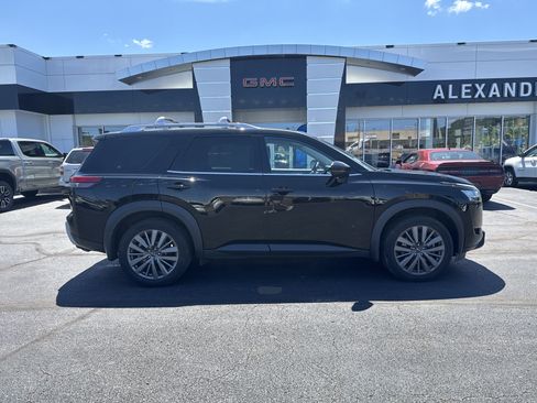 Used 2023 Nissan Pathfinder SL w/ SL Premium Package AWD/4WD image 2
