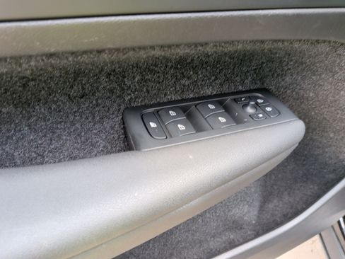 Used 2025 Volvo XC40 B5 Core image 15