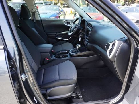 Used 2025 Kia Soul LX w/ LX Technology Package FWD image 3
