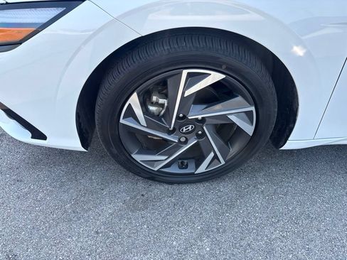 Certified 2025 Hyundai Elantra Limited FWD image 4