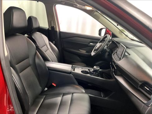 Used 2024 Nissan Rogue SV w/ SV Premium Package image 11