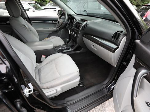 Used 2013 Kia Sorento LX w/ Third Row Pkg image 10