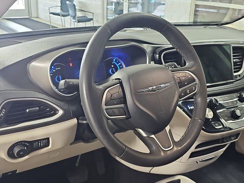 Used 2023 Chrysler Pacifica Touring-L FWD image 22