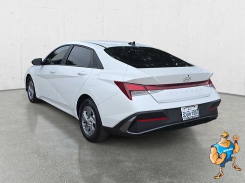 Certified 2024 Hyundai Elantra SE FWD image 7