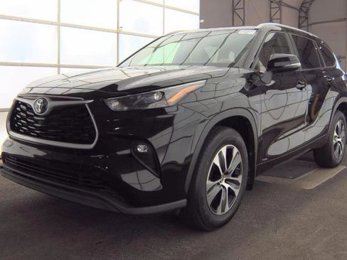 Used 2023 Toyota Highlander XLE AWD/4WD image 1