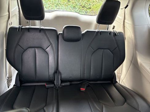 Used 2017 Chrysler Pacifica Touring-L image 15