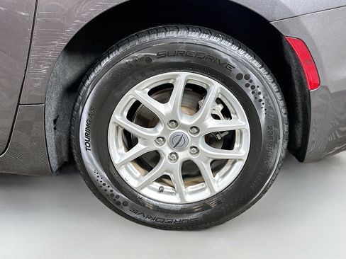 Used 2023 Chrysler Pacifica Touring-L image 30