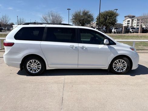 Used 2015 Toyota Sienna XLE w/ XLE Navigation Package image 3