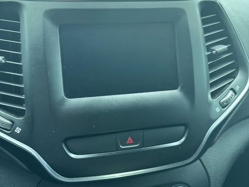 Used 2019 Jeep Cherokee Latitude Plus w/ Comfort/Convenience Group image 11