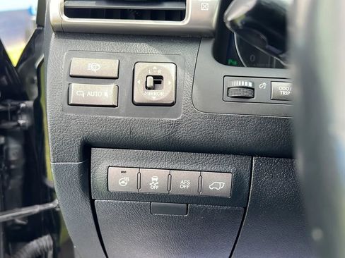 Used 2013 Lexus LX 570 4WD w/ Luxury Pkg image 34