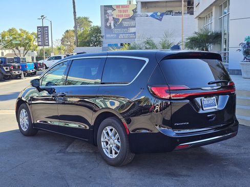 New 2026 Chrysler Pacifica Select image 6