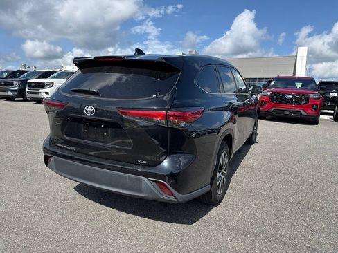 Used 2022 Toyota Highlander XLE FWD image 2