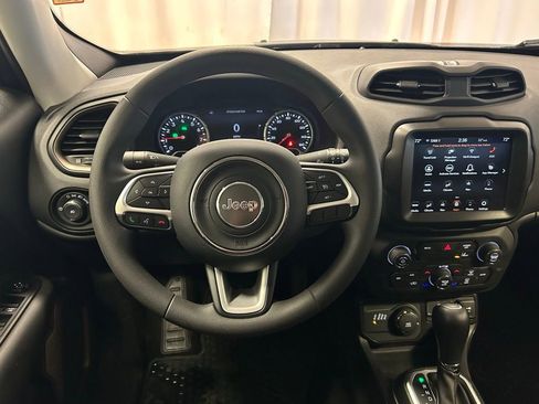 Used 2023 Jeep Renegade Latitude image 3