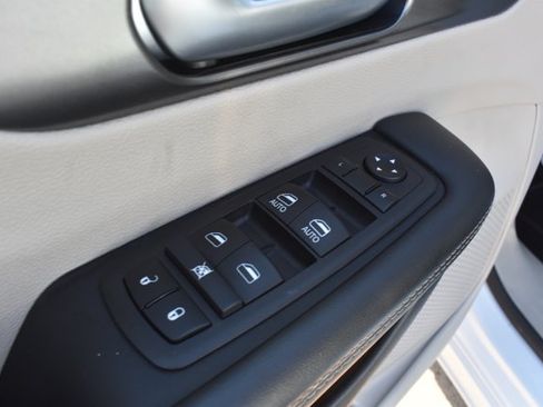 Used 2024 Chrysler Pacifica Touring-L FWD image 12