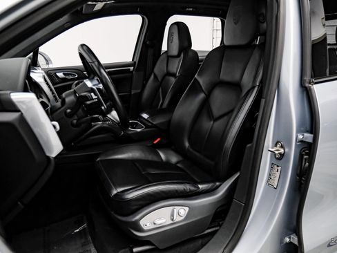Used 2017 Porsche Cayenne S image 33
