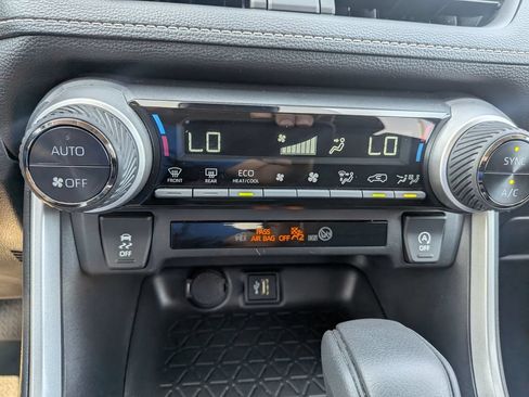 Used 2025 Toyota RAV4 XLE AWD/4WD image 22