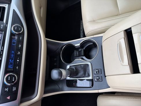 Used 2019 Toyota Highlander XLE image 4