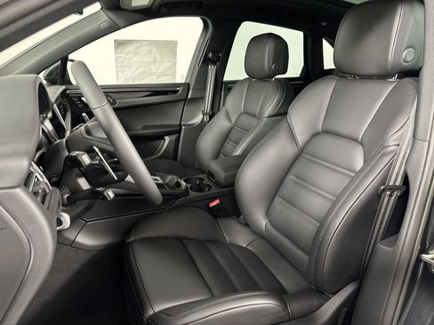 Certified 2025 Porsche Macan image 5