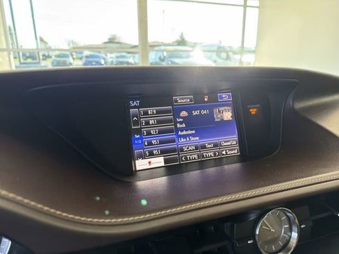 Used 2016 Lexus ES 350 w/ Luxury Package w/Wood Trim image 25