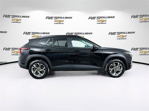 Used 2025 Chevrolet Trax LT w/ LT Convenience Package image 8