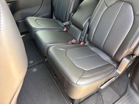 New 2026 Chrysler Pacifica Select FWD image 11