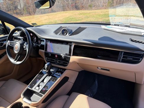 Certified 2025 Porsche Macan image 18