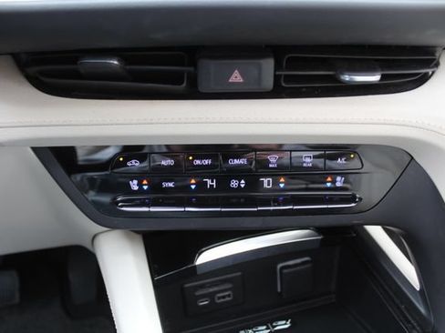Used 2022 Buick Envision Avenir w/ Technology Package II FWD image 31