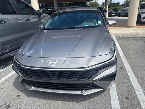 Certified 2025 Hyundai Elantra SE image 2