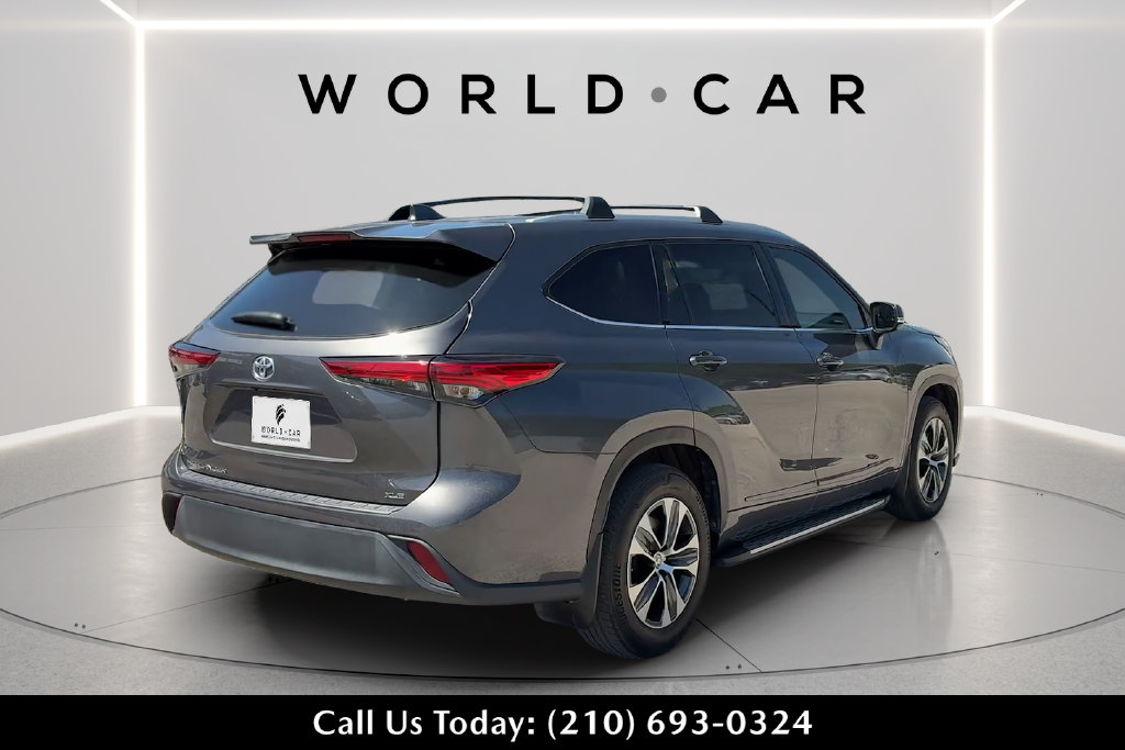 Used 2022 Toyota Highlander XLE FWD image 3
