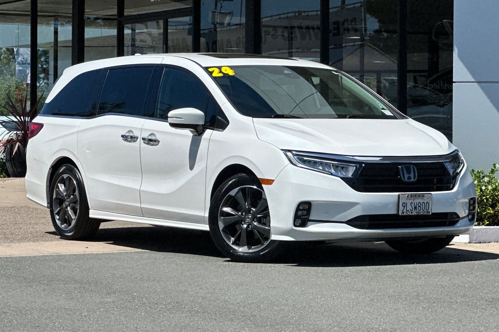 Used 2024 Honda Odyssey Elite image 2